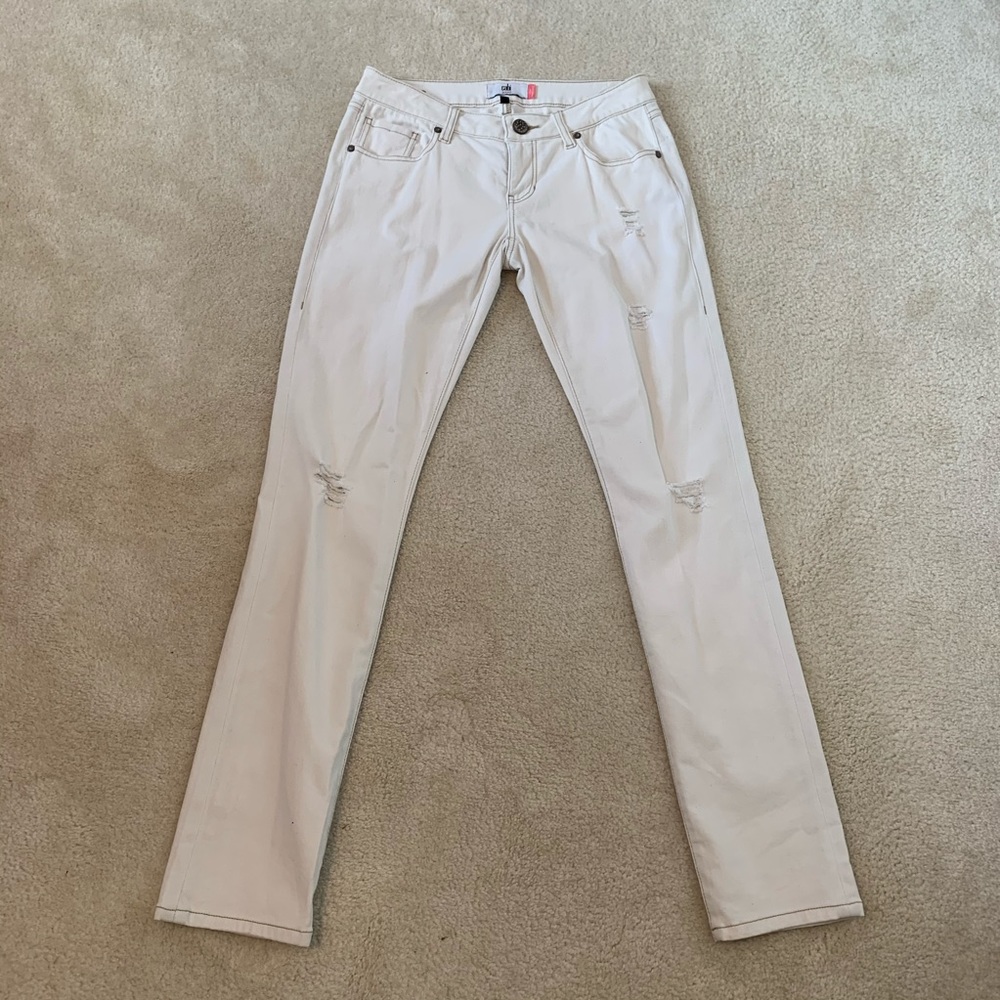 Cabi white slim boyfriend distressed skinny jeans